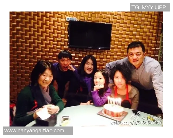 撒盐哥与足球明星亲密合影展现友谊与激情的瞬间